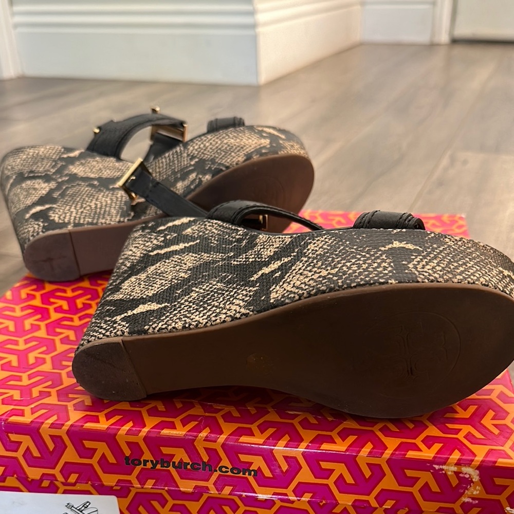 Black platform sandal- like brand new - Picture 3 of 5
